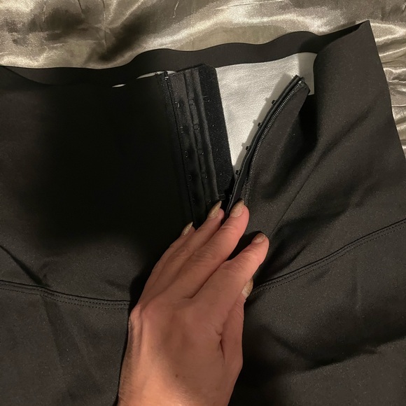 Shapeware leggings with tummy control. - Picture 3 of 4